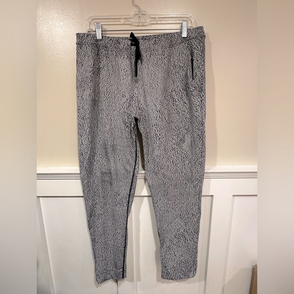 Lululemon Jet Joggers - Picture 2 of 8